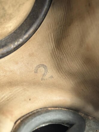 Gasmaske mit Filter in " Bereitschaftsbüchse" Modell 1938 Wehrmacht. Zusammengehöriges Stück des Uffz. Kraus.