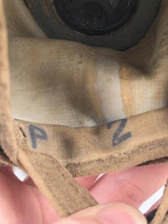Gasmaske mit Filter in " Bereitschaftsbüchse" Modell 1938 Wehrmacht. Zusammengehöriges Stück des Uffz. Kraus.