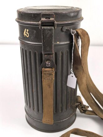 Gasmaske mit Filter in " Bereitschaftsbüchse" Modell 1938 Wehrmacht. Zusammengehöriges Stück des Uffz. Kraus.