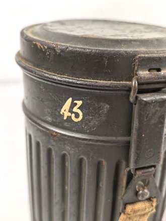 Gasmaske mit Filter in " Bereitschaftsbüchse" Modell 1938 Wehrmacht. Zusammengehöriges Stück des Uffz. Kraus.
