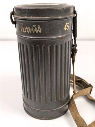 Gasmaske mit Filter in " Bereitschaftsbüchse" Modell 1938 Wehrmacht. Zusammengehöriges Stück des Uffz. Kraus.