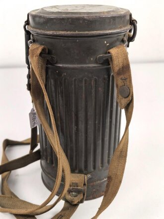 Gasmaske mit Filter in " Bereitschaftsbüchse" Modell 1938 Wehrmacht. Zusammengehöriges Stück des Uffz. Kraus.