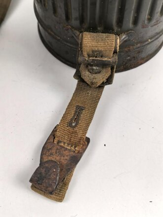 Gasmaske mit Filter in " Bereitschaftsbüchse" Modell 1938 Wehrmacht. Zusammengehöriges Stück des Uffz. Kraus.
