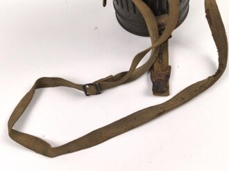 Gasmaske mit Filter in " Bereitschaftsbüchse" Modell 1938 Wehrmacht. Zusammengehöriges Stück des Uffz. Kraus.