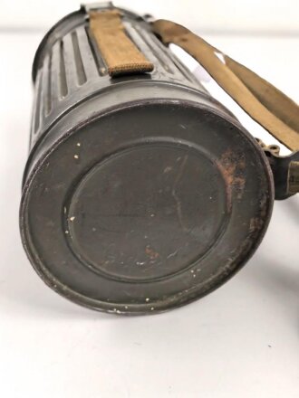 Gasmaske mit Filter in " Bereitschaftsbüchse" Modell 1938 Wehrmacht. Zusammengehöriges Stück des Uffz. Kraus.