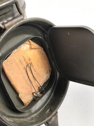 Gasmaske mit Filter in " Bereitschaftsbüchse" Modell 1938 Wehrmacht. Zusammengehöriges Stück des Uffz. Kraus.