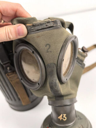 Gasmaske mit Filter in " Bereitschaftsbüchse" Modell 1938 Wehrmacht. Zusammengehöriges Stück des Uffz. Kraus.
