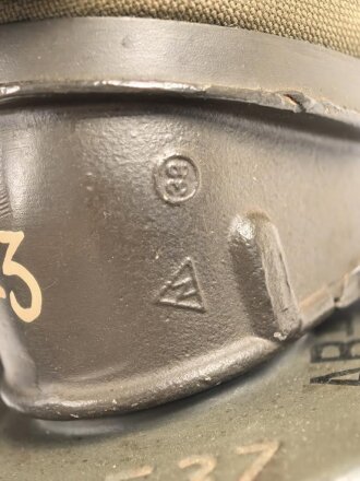 Gasmaske mit Filter in " Bereitschaftsbüchse" Modell 1938 Wehrmacht. Zusammengehöriges Stück des Uffz. Kraus.