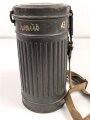 Gasmaske mit Filter in " Bereitschaftsbüchse" Modell 1938 Wehrmacht. Zusammengehöriges Stück des Uffz. Kraus.