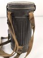 Gasmaske mit Filter in " Bereitschaftsbüchse" Modell 1938 Wehrmacht. Zusammengehöriges Stück des Uffz. Kraus.