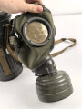 Gasmaske mit Filter in " Bereitschaftsbüchse" Modell 1938 Wehrmacht. Zusammengehöriges Stück des Uffz. Kraus.