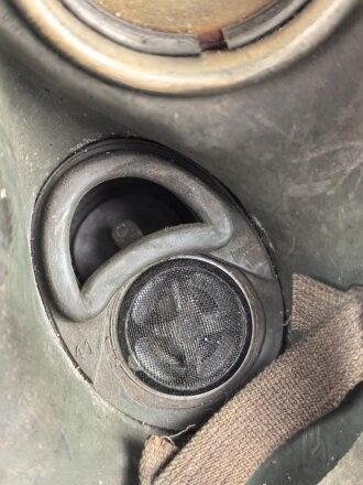 Gasmaske Modell 1938 Wehrmacht. Maskenkörper grün, datiert 1941. Gummi weich. Filtereinsatz 41 datiert 1942