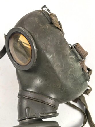 Gasmaske Modell 1938 Wehrmacht. Maskenkörper grün, datiert 1941. Gummi weich. Filtereinsatz 41 datiert 1942