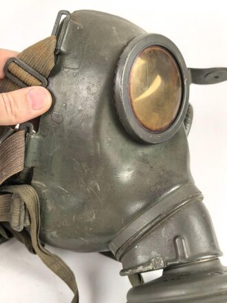 Gasmaske Modell 1938 Wehrmacht. Maskenkörper grün, datiert 1941. Gummi weich. Filtereinsatz 41 datiert 1942