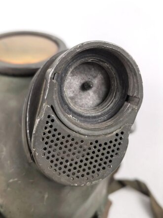 Gasmaske Modell 1938 Wehrmacht. Maskenkörper grün, datiert 1941. Gummi weich. Filtereinsatz 41 datiert 1942