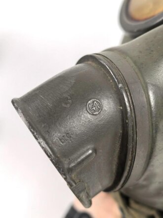 Gasmaske Modell 1938 Wehrmacht. Maskenkörper grün, datiert 1941. Gummi weich. Filtereinsatz 41 datiert 1942