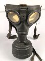 Gasmaske Modell 1938 Wehrmacht. Maskenkörper grün, datiert 1941. Gummi weich. Filtereinsatz 41 datiert 1942