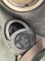 Gasmaske Modell 1938 Wehrmacht. Maskenkörper grün, datiert 1941. Gummi weich. Filtereinsatz 41 datiert 1942