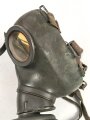 Gasmaske Modell 1938 Wehrmacht. Maskenkörper grün, datiert 1941. Gummi weich. Filtereinsatz 41 datiert 1942