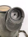 Gasmaske Modell 1938 Wehrmacht. Maskenkörper grün, datiert 1941. Gummi weich. Filtereinsatz 41 datiert 1942