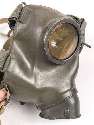 Gasmaske Modell 1938 Wehrmacht. Maskenkörper grün, datiert 1940. Gummi weich.