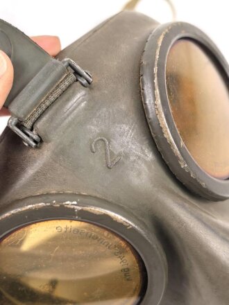 Gasmaske Modell 1938 Wehrmacht. Maskenkörper grün, datiert 1940. Gummi weich.