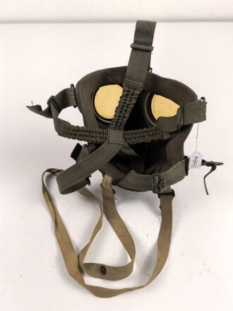 Gasmaske Modell 1938 Wehrmacht. Maskenkörper grün, datiert 1940. Gummi weich.