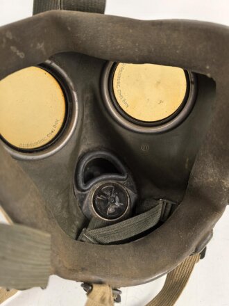 Gasmaske Modell 1938 Wehrmacht. Maskenkörper grün, datiert 1940. Gummi weich.