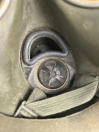 Gasmaske Modell 1938 Wehrmacht. Maskenkörper grün, datiert 1940. Gummi weich.