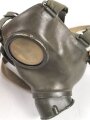 Gasmaske Modell 1938 Wehrmacht. Maskenkörper grün, datiert 1940. Gummi weich.