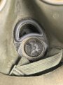 Gasmaske Modell 1938 Wehrmacht. Maskenkörper grün, datiert 1940. Gummi weich.