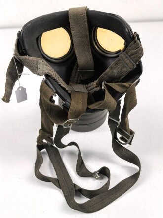 Gasmaske Modell 1938 Wehrmacht. Maskenkörper schwarz, datiert 1942. Gummi weich. Filtereinsatz 41 datiert 1942