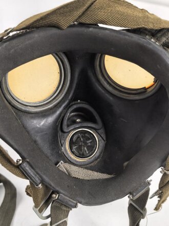 Gasmaske Modell 1938 Wehrmacht. Maskenkörper schwarz, datiert 1942. Gummi weich. Filtereinsatz 41 datiert 1942
