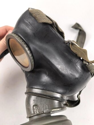 Gasmaske Modell 1938 Wehrmacht. Maskenkörper schwarz, datiert 1942. Gummi weich. Filtereinsatz 41 datiert 1942