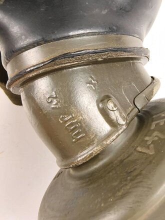 Gasmaske Modell 1938 Wehrmacht. Maskenkörper schwarz, datiert 1942. Gummi weich. Filtereinsatz 41 datiert 1942