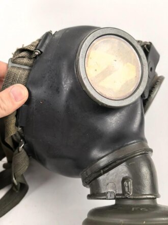Gasmaske Modell 1938 Wehrmacht. Maskenkörper schwarz, datiert 1942. Gummi weich. Filtereinsatz 41 datiert 1942