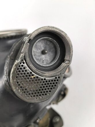 Gasmaske Modell 1938 Wehrmacht. Maskenkörper schwarz, datiert 1942. Gummi weich. Filtereinsatz 41 datiert 1942