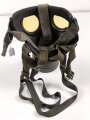 Gasmaske Modell 1938 Wehrmacht. Maskenkörper schwarz, datiert 1942. Gummi weich. Filtereinsatz 41 datiert 1942