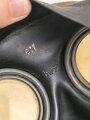 Gasmaske Modell 1938 Wehrmacht. Maskenkörper schwarz, datiert 1942. Gummi weich. Filtereinsatz 41 datiert 1942