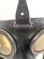 Gasmaske Modell 1938 Wehrmacht. Maskenkörper schwarz, datiert 1942. Gummi weich. Filtereinsatz 41 datiert 1942