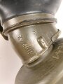 Gasmaske Modell 1938 Wehrmacht. Maskenkörper schwarz, datiert 1942. Gummi weich. Filtereinsatz 41 datiert 1942