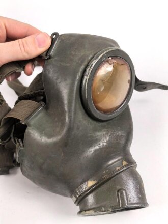 Gasmaske Modell 1938 Wehrmacht. Maskenkörper grün, datiert 1941. Gummi weich. Ungereinigtes Stück