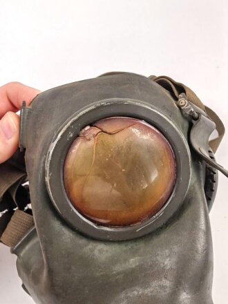 Gasmaske Modell 1938 Wehrmacht. Maskenkörper grün, datiert 1941. Gummi weich. Ungereinigtes Stück