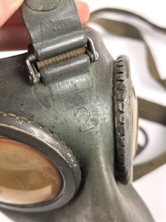 Gasmaske Modell 1938 Wehrmacht. Maskenkörper grün, datiert 1941. Gummi weich. Ungereinigtes Stück