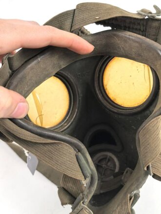 Gasmaske Modell 1938 Wehrmacht. Maskenkörper grün, datiert 1941. Gummi weich. Ungereinigtes Stück