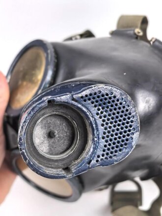 Gasmaske Modell 1938 Wehrmacht. Maskenkörper schwarz, Metallteile blau lackiert , datiert 1943. Gummi weich.