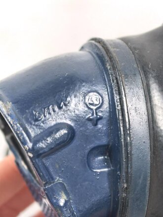 Gasmaske Modell 1938 Wehrmacht. Maskenkörper schwarz, Metallteile blau lackiert , datiert 1943. Gummi weich.