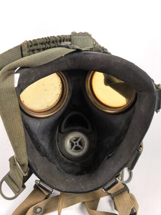 Gasmaske Modell 1938 Wehrmacht. Maskenkörper schwarz, Metallteile blau lackiert , datiert 1943. Gummi weich.