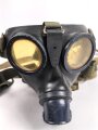 Gasmaske Modell 1938 Wehrmacht. Maskenkörper schwarz, Metallteile blau lackiert , datiert 1943. Gummi weich.