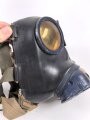 Gasmaske Modell 1938 Wehrmacht. Maskenkörper schwarz, Metallteile blau lackiert , datiert 1943. Gummi weich.
